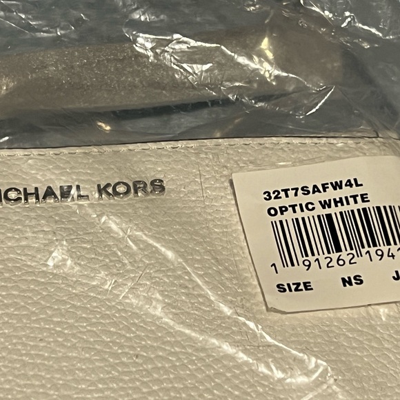 Off white Michael Kors pebbled leather zip around wallet - Picture 3 of 6
